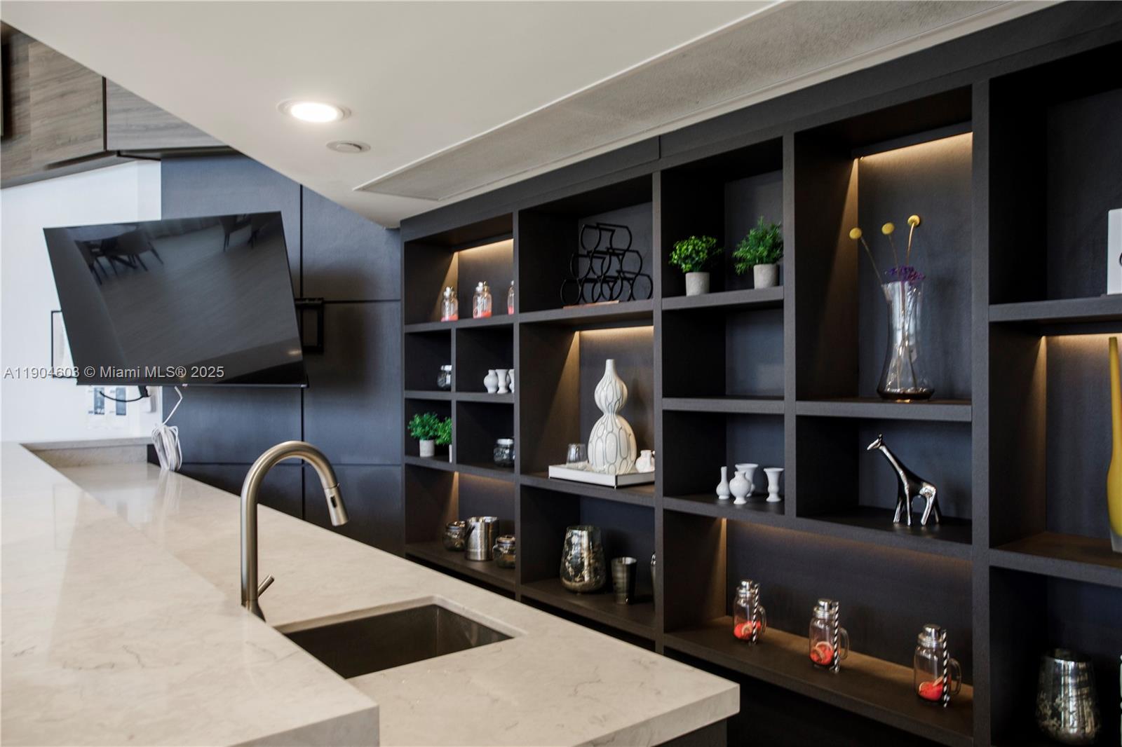 See details 812 2 / 2 1350 sq. ft. $ 2025-10-29 0 Photo