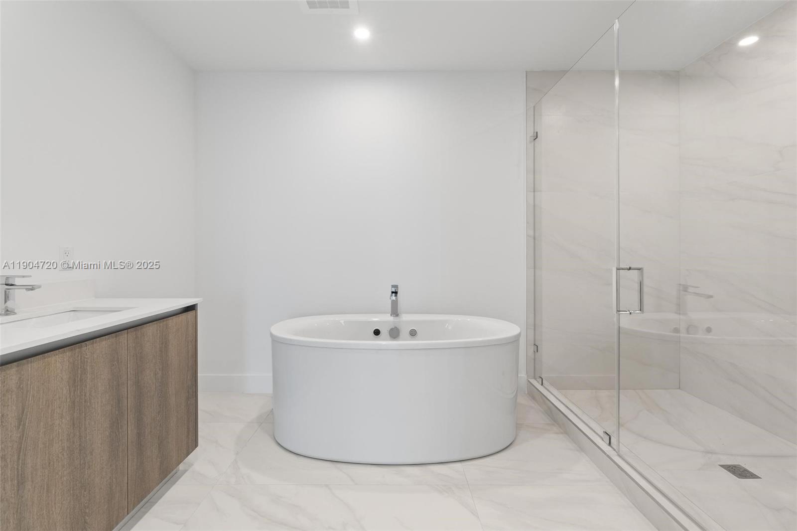 See details 501 3 / 4 1964 sq. ft. $ 2025-10-29 0 Photo