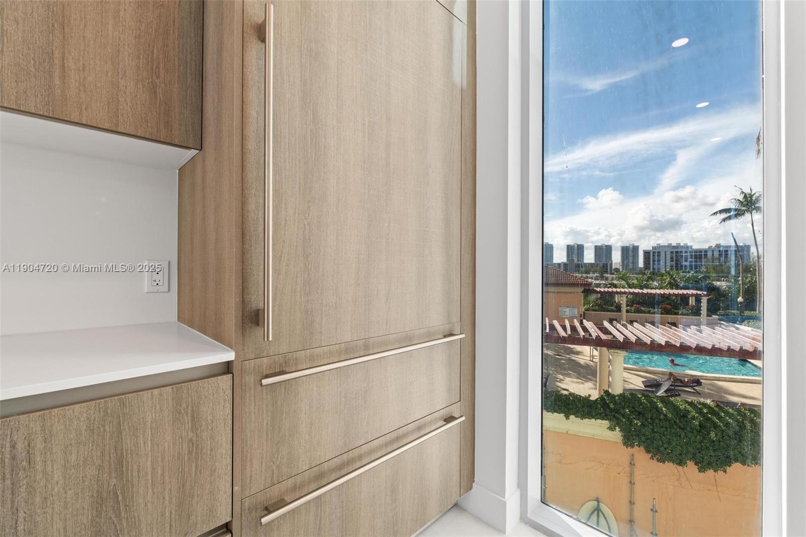 See details 501 3 / 4 1964 sq. ft. $ 2025-10-29 0 Photo