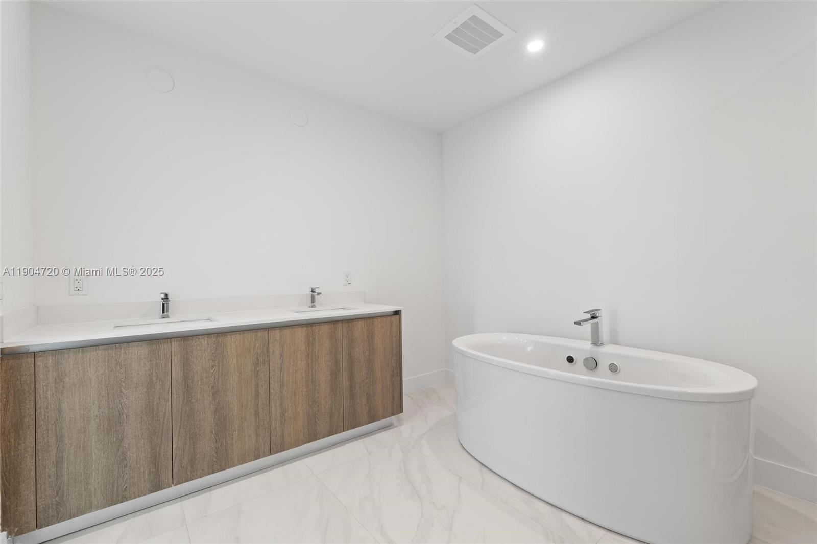 See details 501 3 / 4 1964 sq. ft. $ 2025-10-29 0 Photo