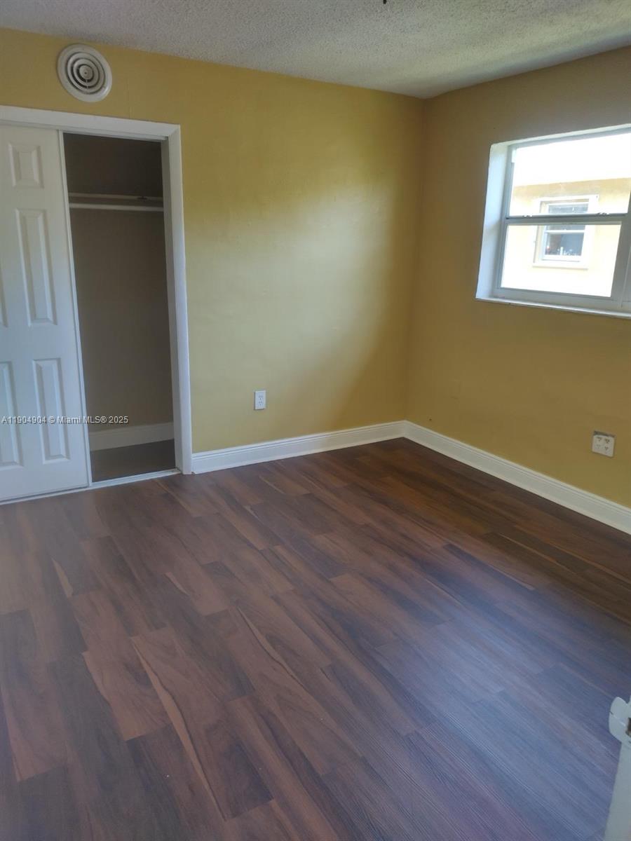 See details / 4421 sq. ft. $ 2025-10-29 0 Photo
