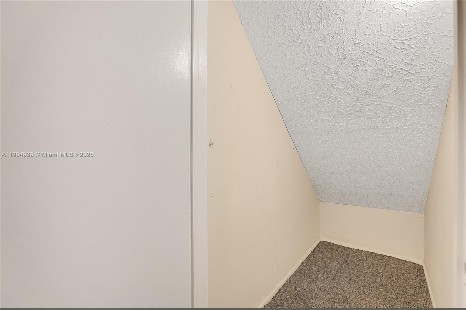 Ver detalles 103 2 / 2 830 sq. ft. $ 2025-11-16 0 foto