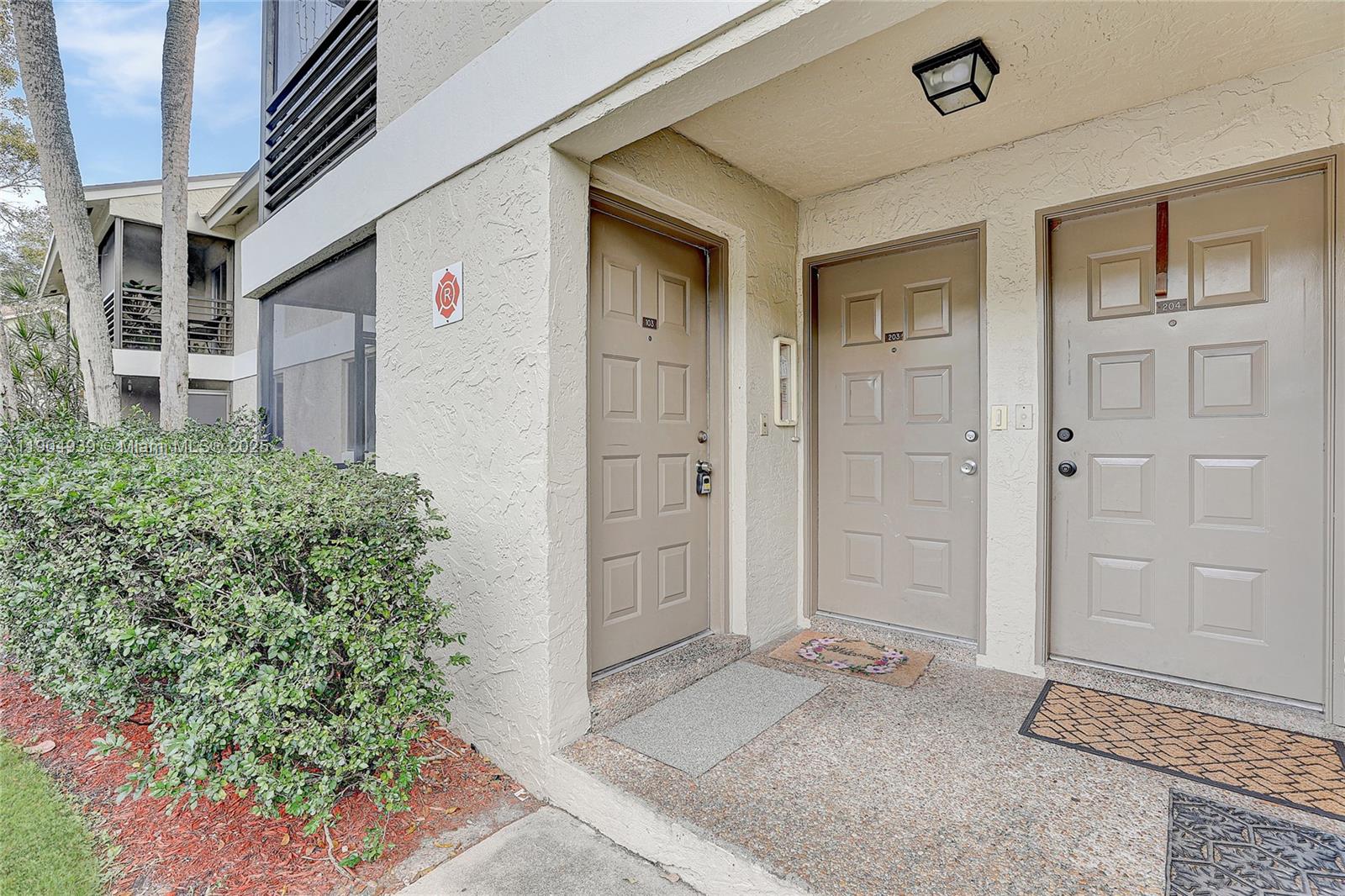 Ver detalles 103 2 / 2 830 sq. ft. $ 2025-11-16 0 foto