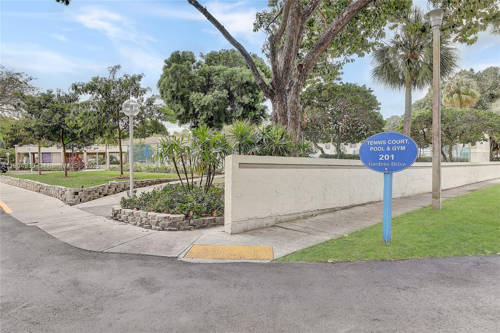 Ver detalles 103 2 / 2 830 sq. ft. $ 2025-11-16 0 foto