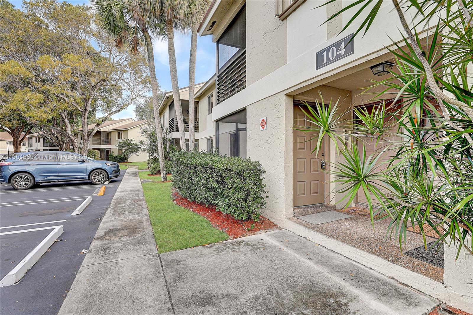 Ver detalles 103 2 / 2 830 sq. ft. $ 2025-11-16 0 foto