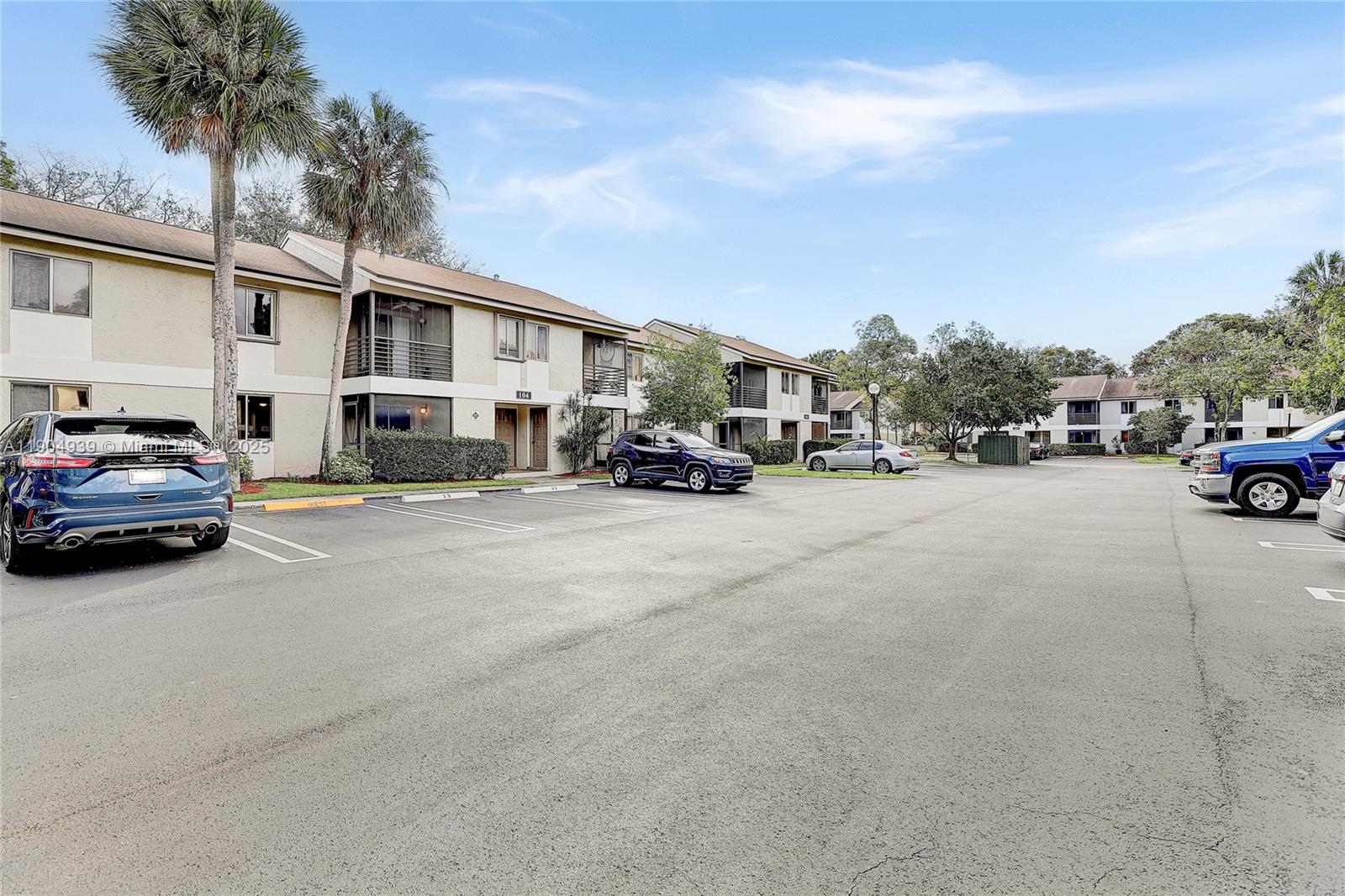 Ver detalles 103 2 / 2 830 sq. ft. $ 2025-11-16 0 foto