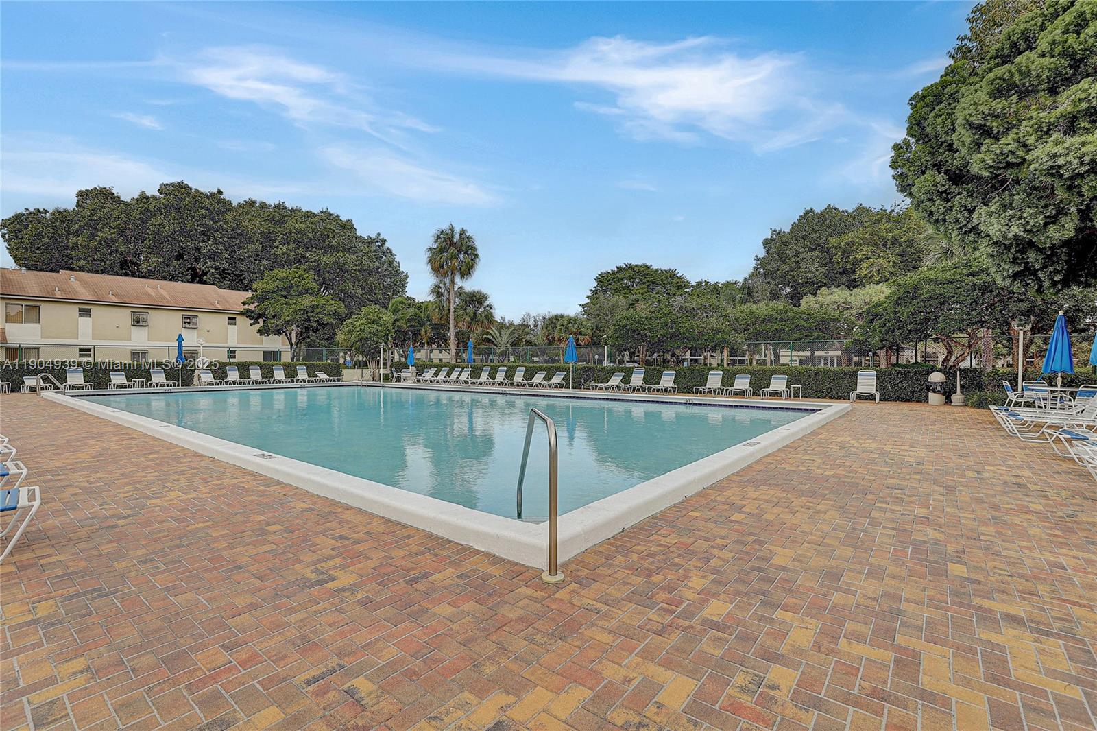 Ver detalles 103 2 / 2 830 sq. ft. $ 2025-11-16 0 foto