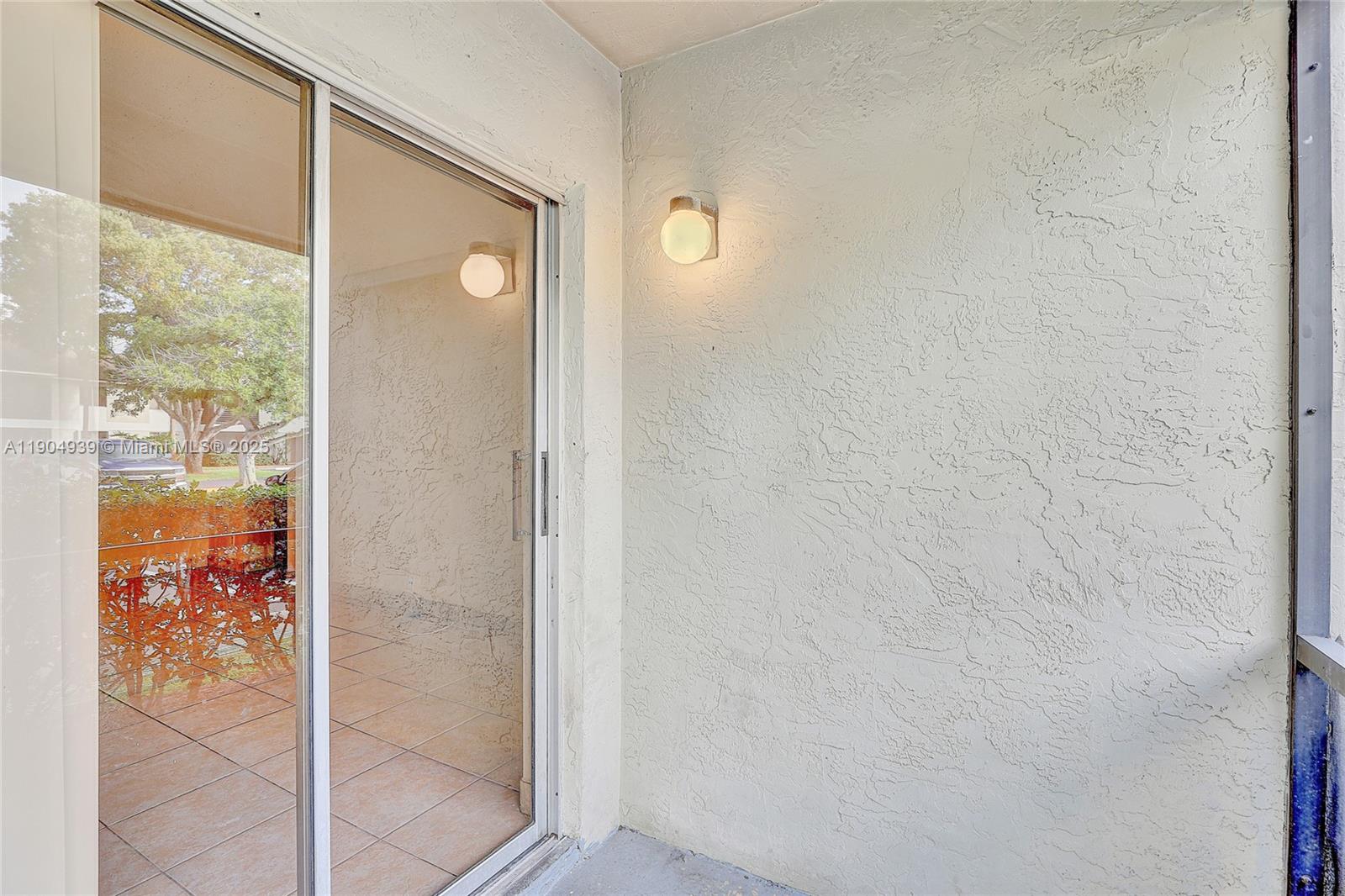 Ver detalles 103 2 / 2 830 sq. ft. $ 2025-11-16 0 foto