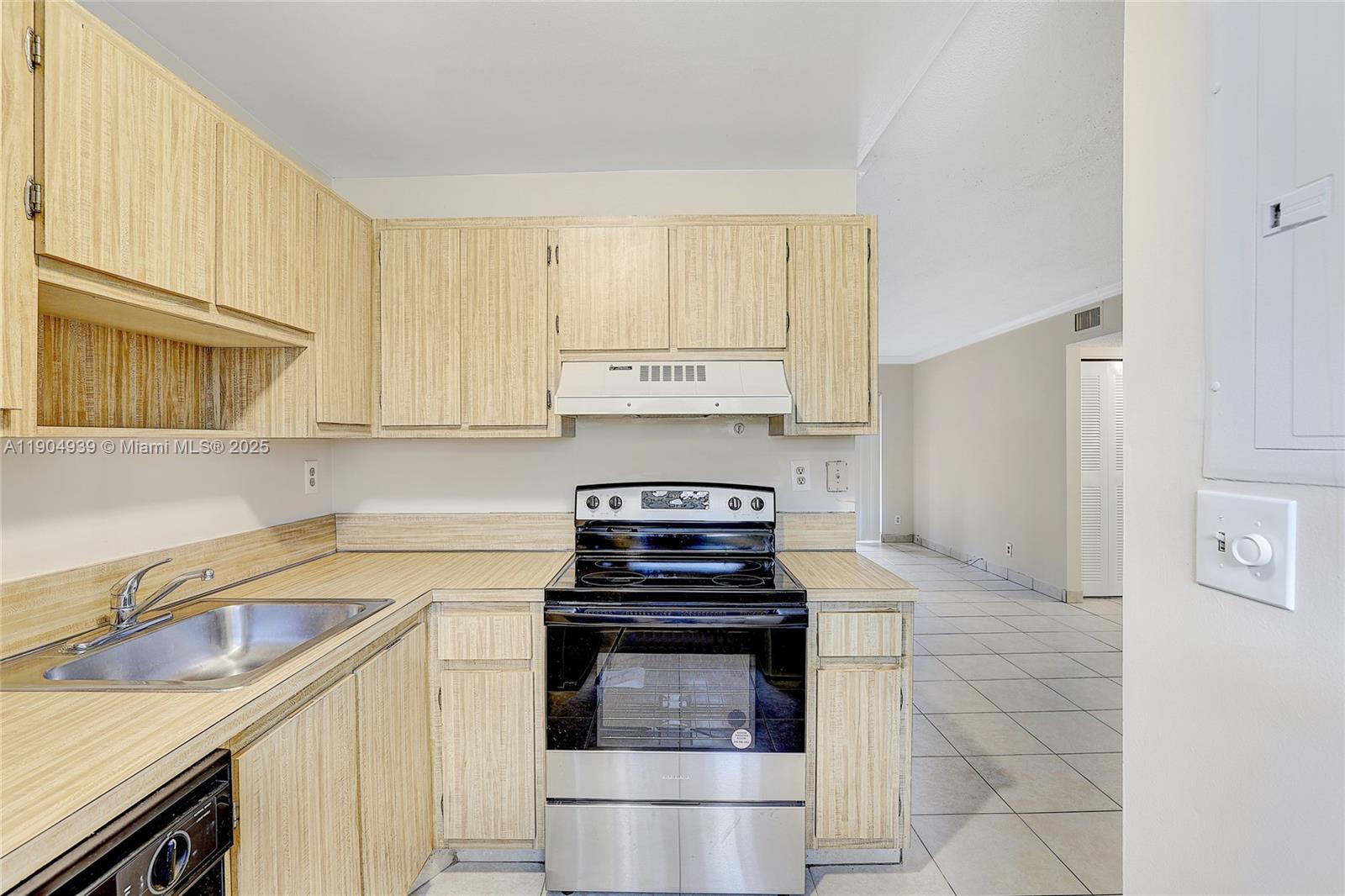 Ver detalles 103 2 / 2 830 sq. ft. $ 2025-11-16 0 foto