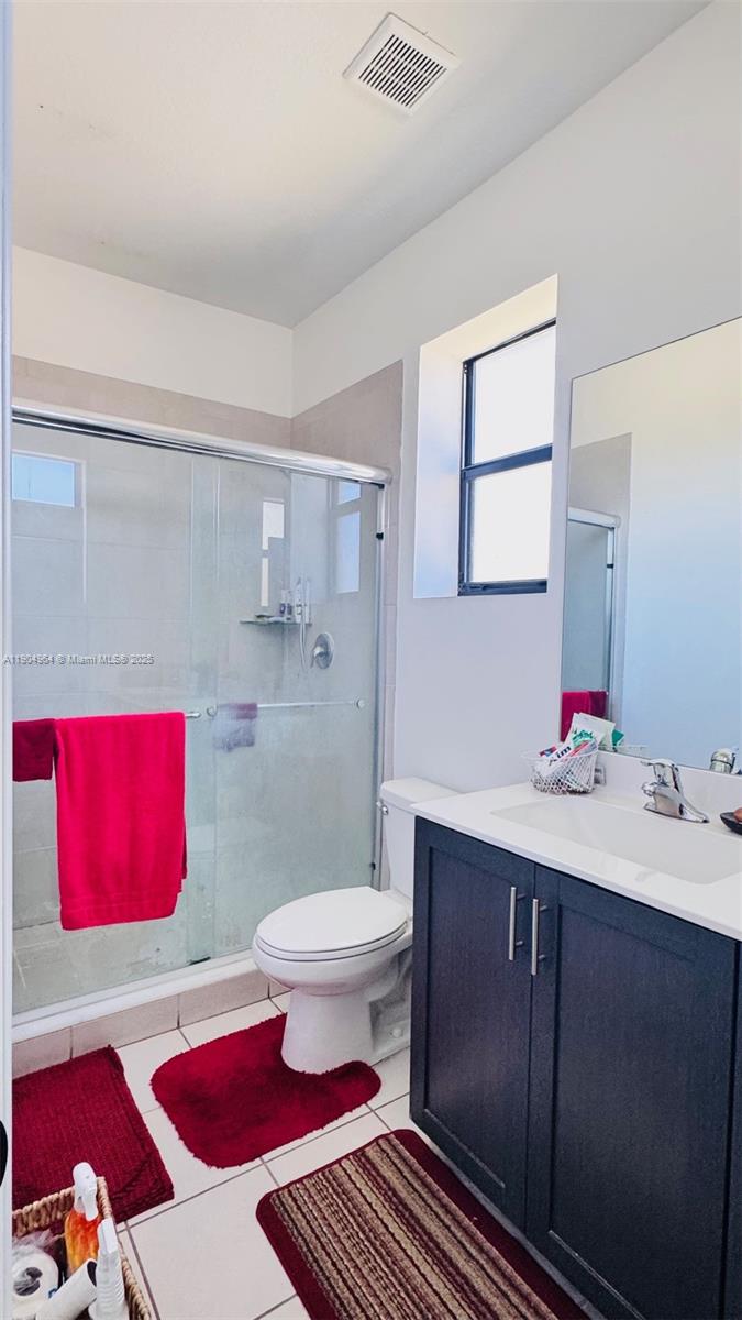 See details 21463 3 / 3 1320 sq. ft. $ 2025-10-29 0 Photo