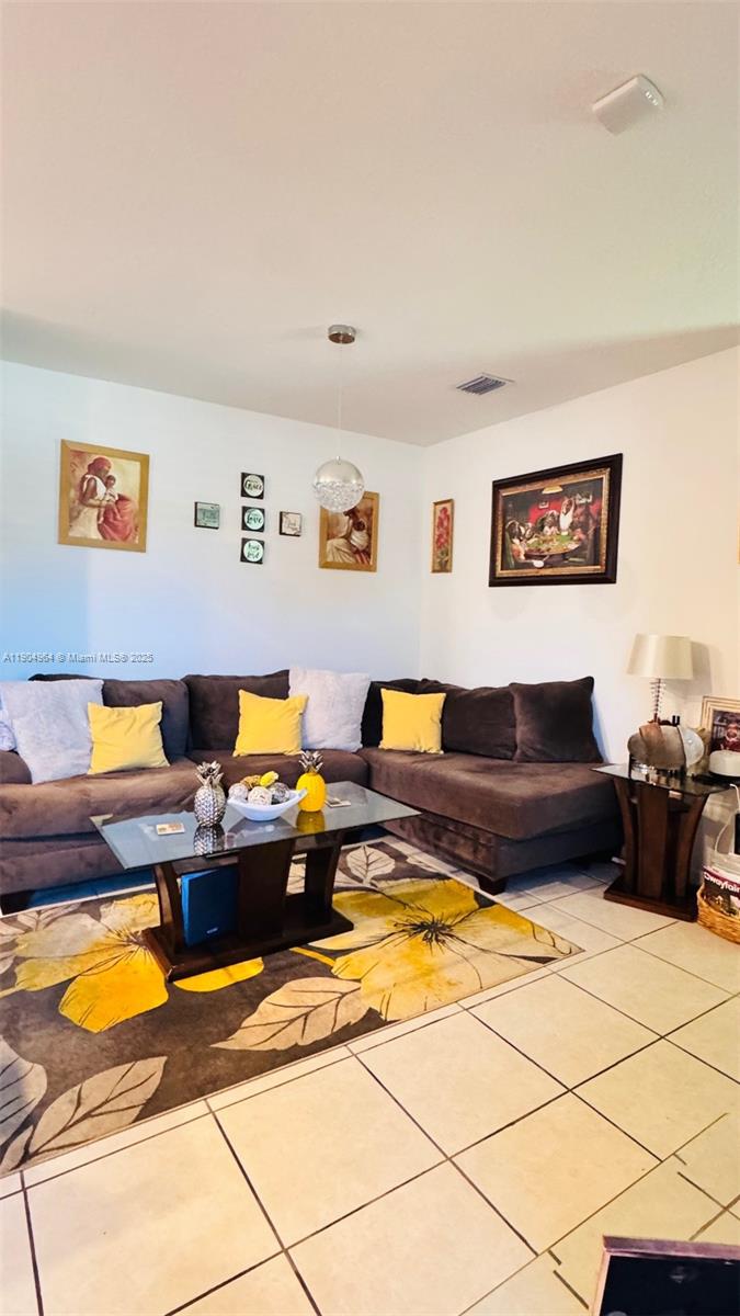 See details 21463 3 / 3 1320 sq. ft. $ 2025-10-29 0 Photo