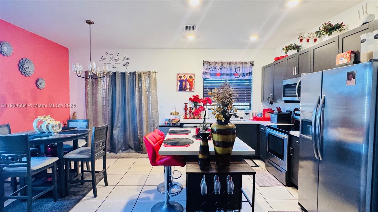 See details 21463 3 / 3 1320 sq. ft. $ 2025-10-29 0 Photo