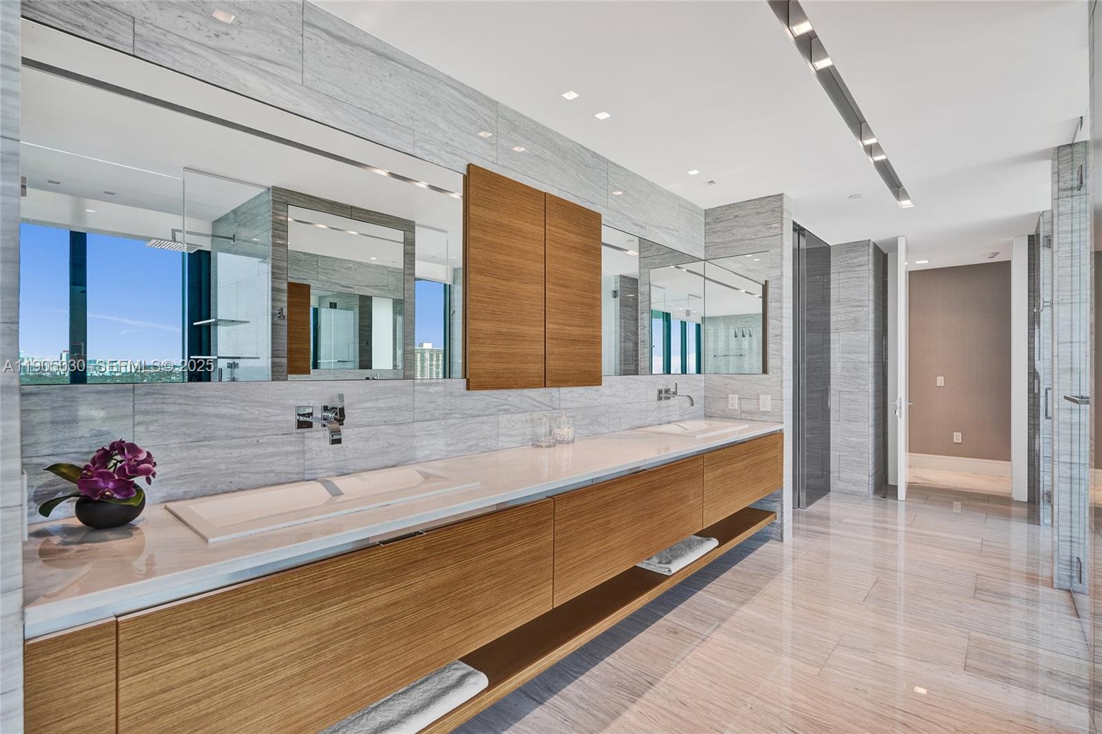 Подробнее 16 4 / 6 4992 кв.футов $ 2025-10-29 0 Фото