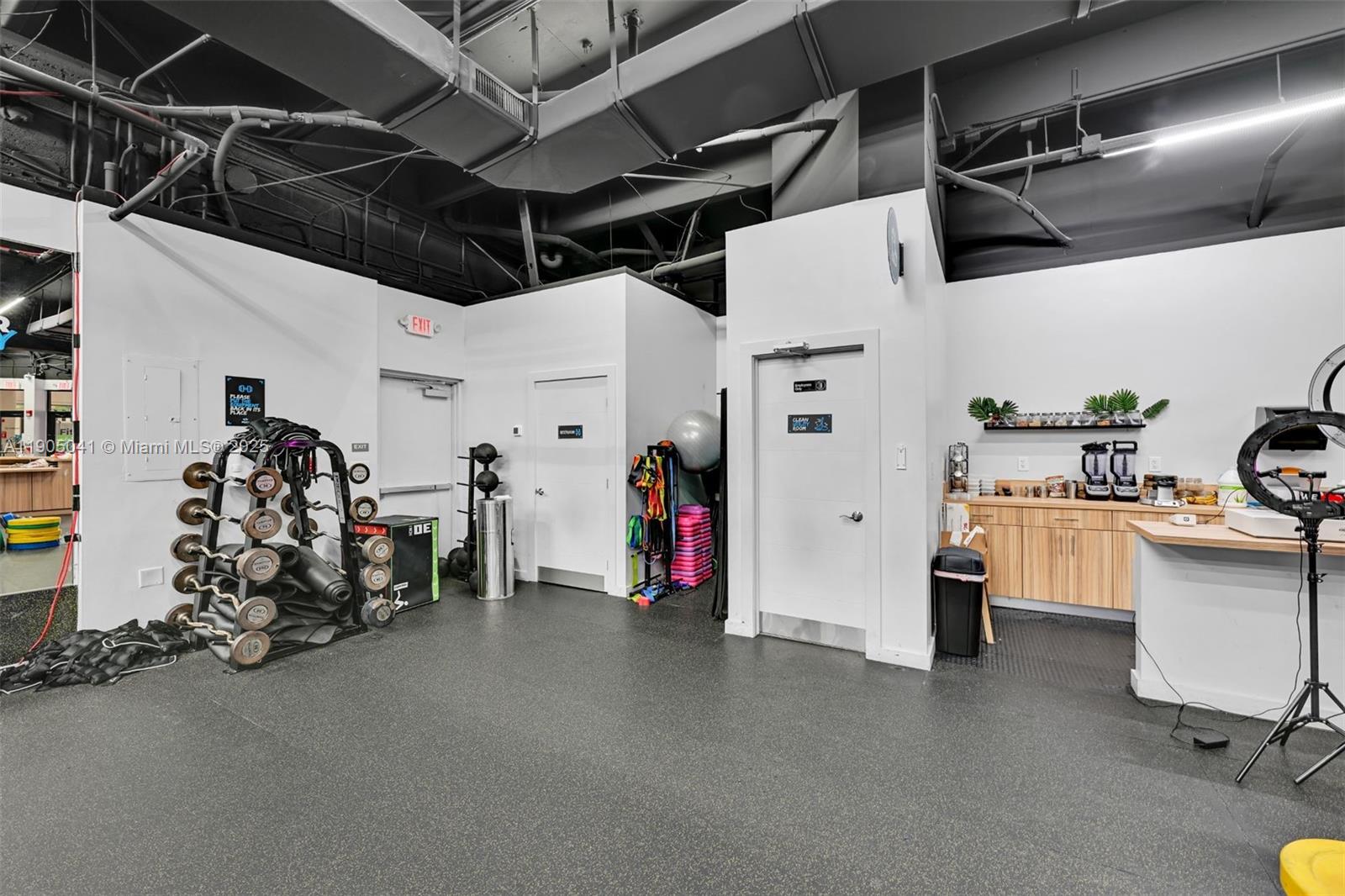 See details / sq. ft. $ 2025-10-29 0 Photo