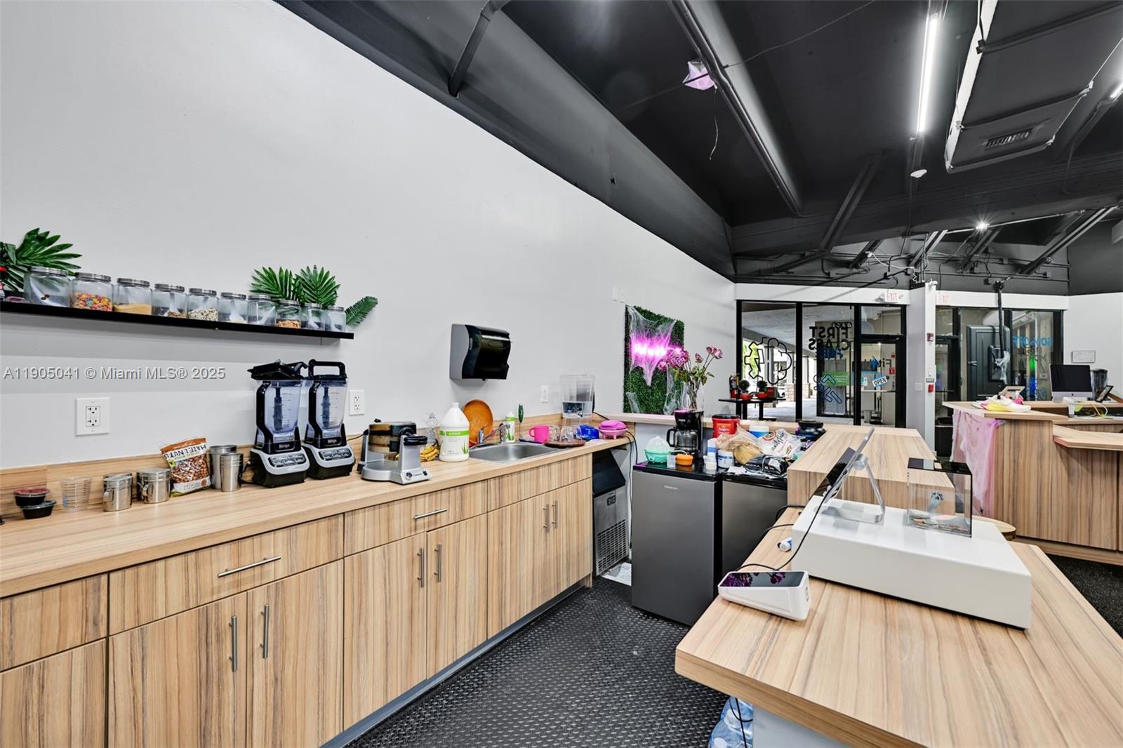 See details / sq. ft. $ 2025-10-29 0 Photo