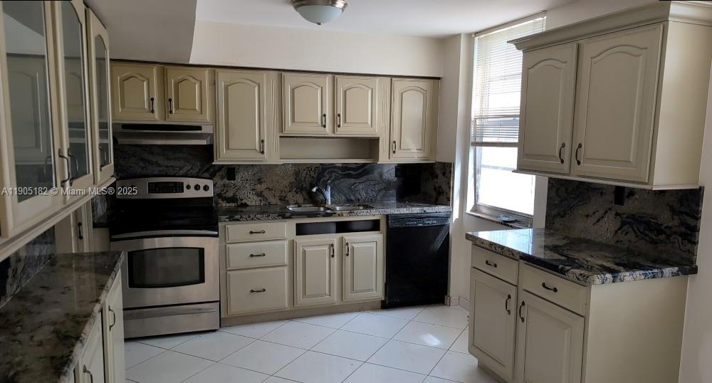 Подробнее 317 2 / 2 1544 кв.футов $ 2025-10-30 0 Фото