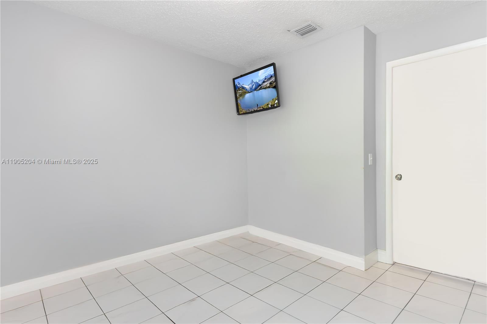 20561 3 / 2 1367 sq. ft. $ 2025-10-30 0 Photo