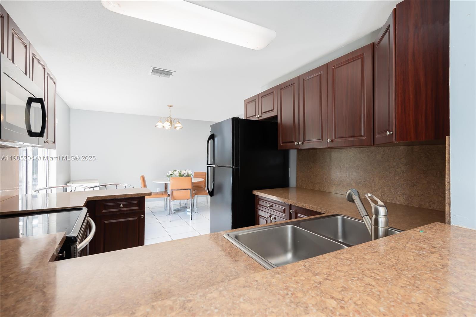 20561 3 / 2 1367 sq. ft. $ 2025-10-30 0 Photo