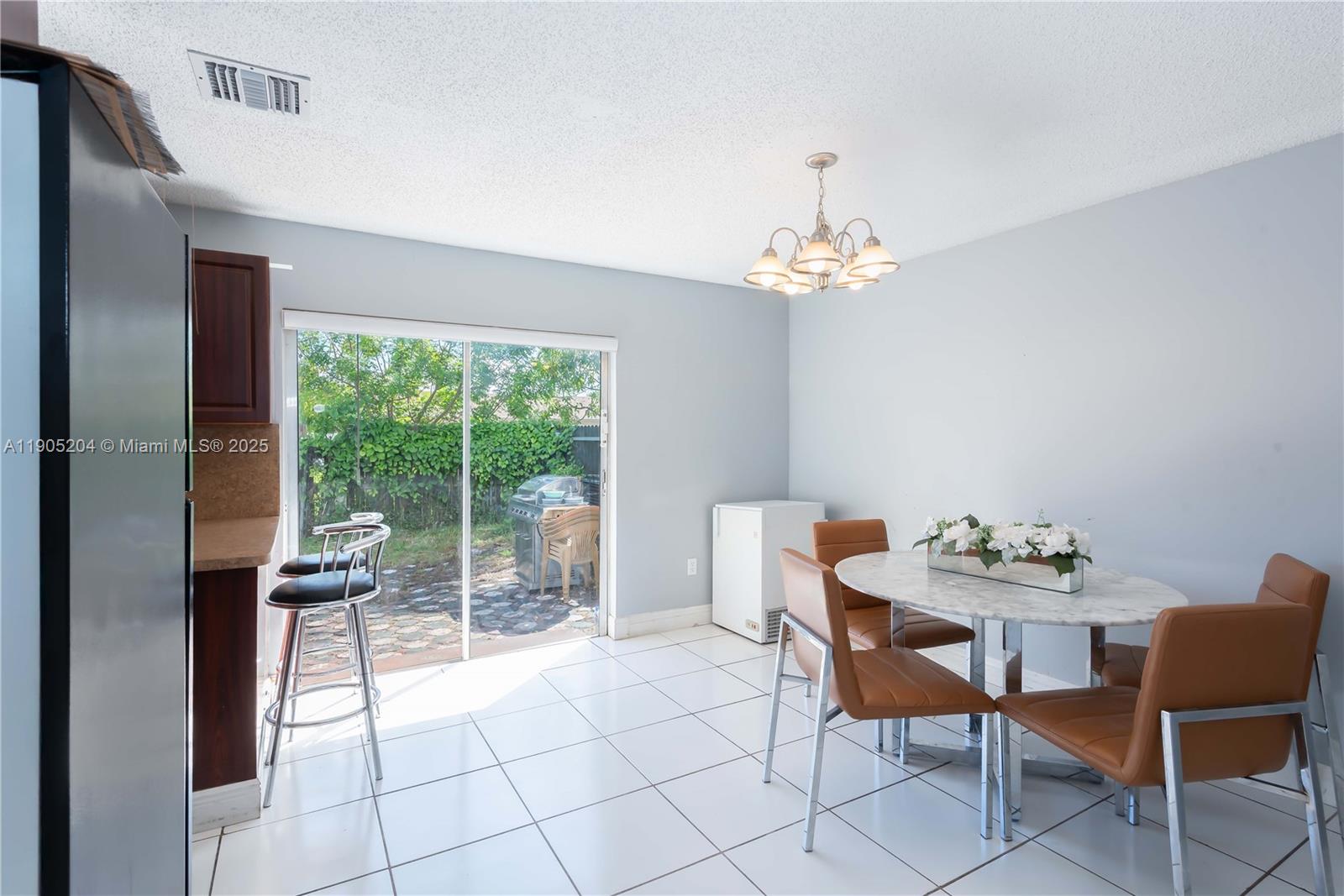 20561 3 / 2 1367 sq. ft. $ 2025-10-30 0 Photo