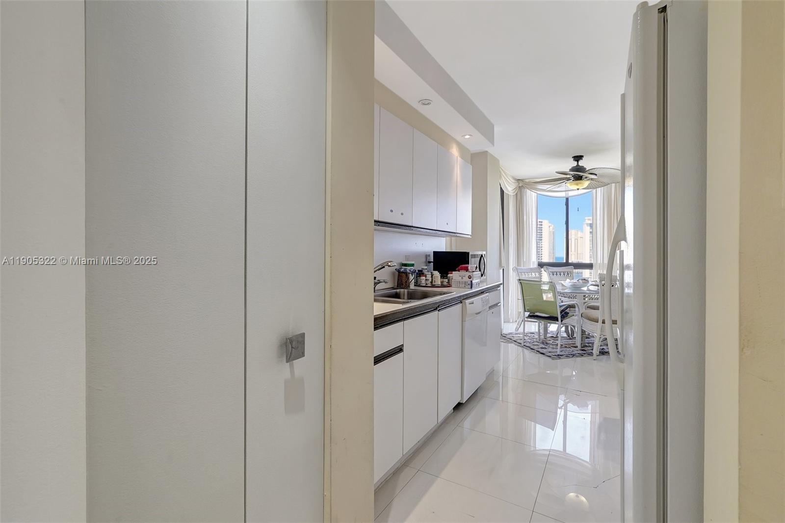 See details 2004 3 / 3 1950 sq. ft. $ 2025-10-30 0 Photo