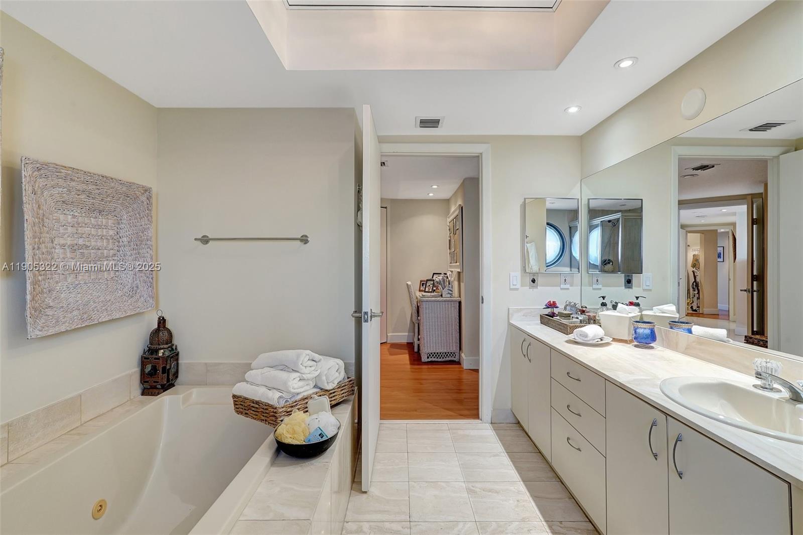 See details 2004 3 / 3 1950 sq. ft. $ 2025-10-30 0 Photo