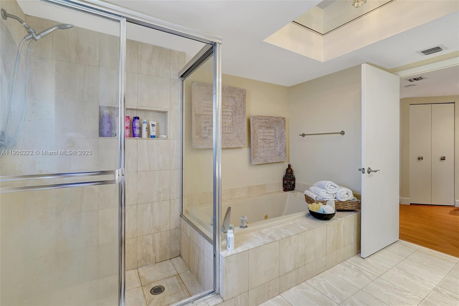 See details 2004 3 / 3 1950 sq. ft. $ 2025-10-30 0 Photo