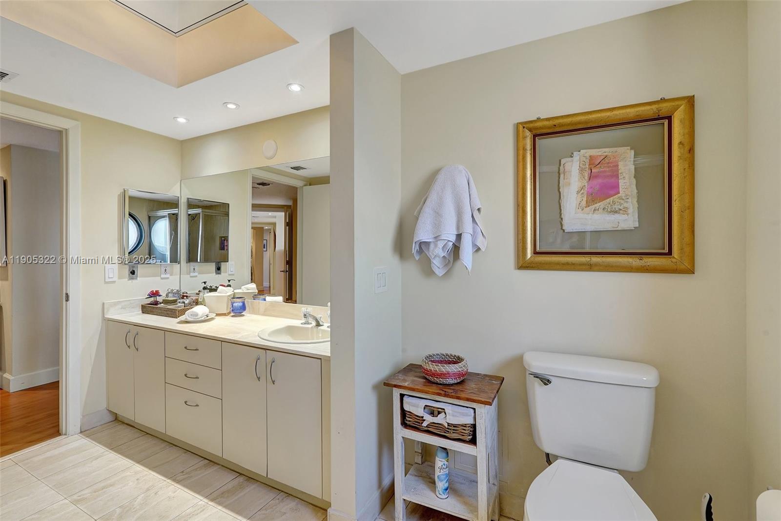 See details 2004 3 / 3 1950 sq. ft. $ 2025-10-30 0 Photo