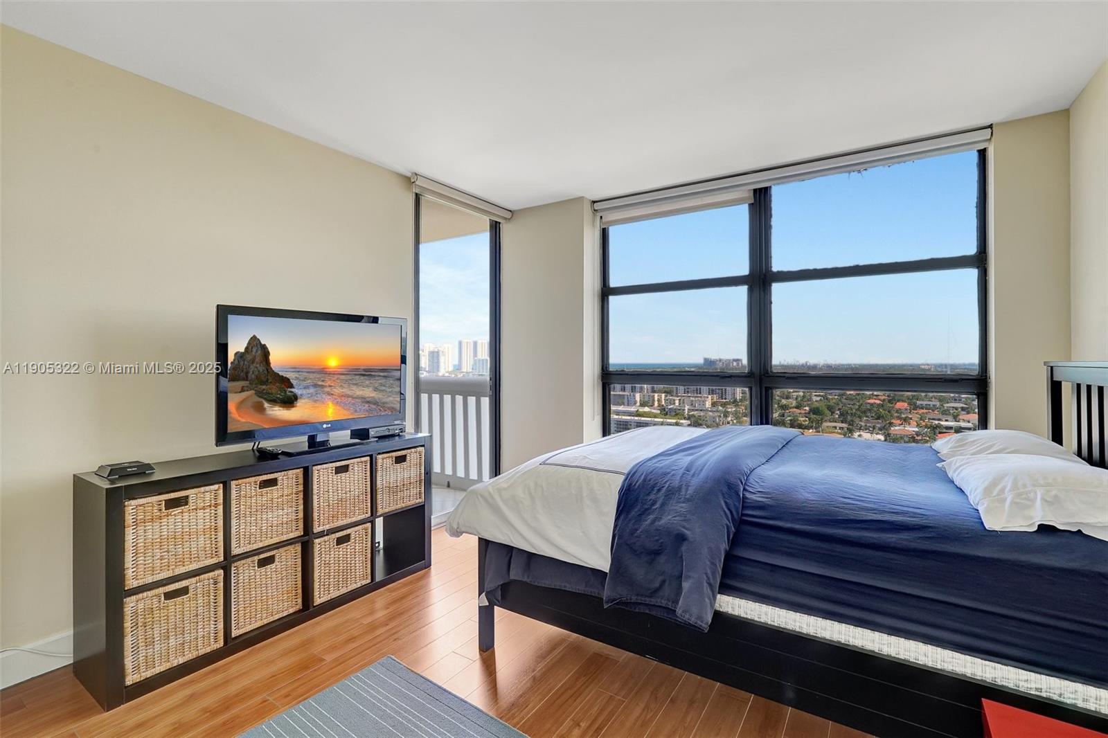 See details 2004 3 / 3 1950 sq. ft. $ 2025-10-30 0 Photo