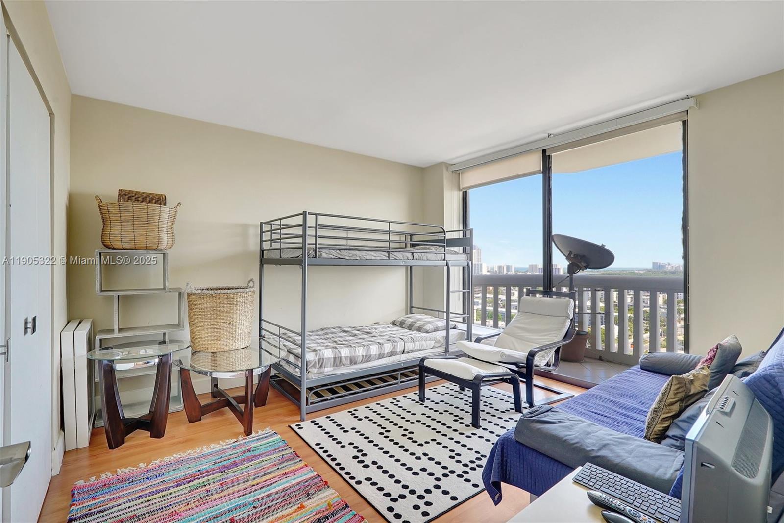 See details 2004 3 / 3 1950 sq. ft. $ 2025-10-30 0 Photo