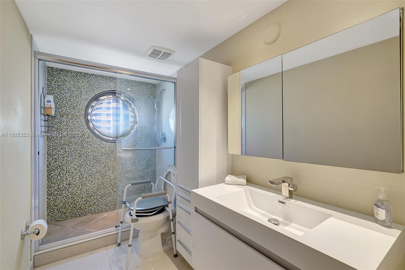 See details 2004 3 / 3 1950 sq. ft. $ 2025-10-30 0 Photo