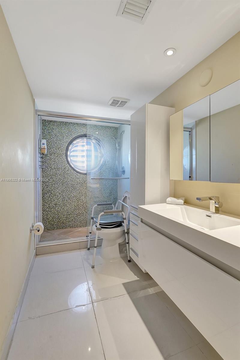 See details 2004 3 / 3 1950 sq. ft. $ 2025-10-30 0 Photo