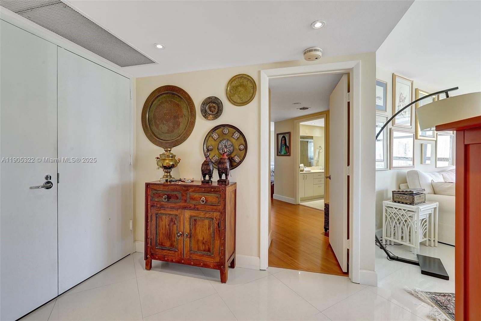 See details 2004 3 / 3 1950 sq. ft. $ 2025-10-30 0 Photo