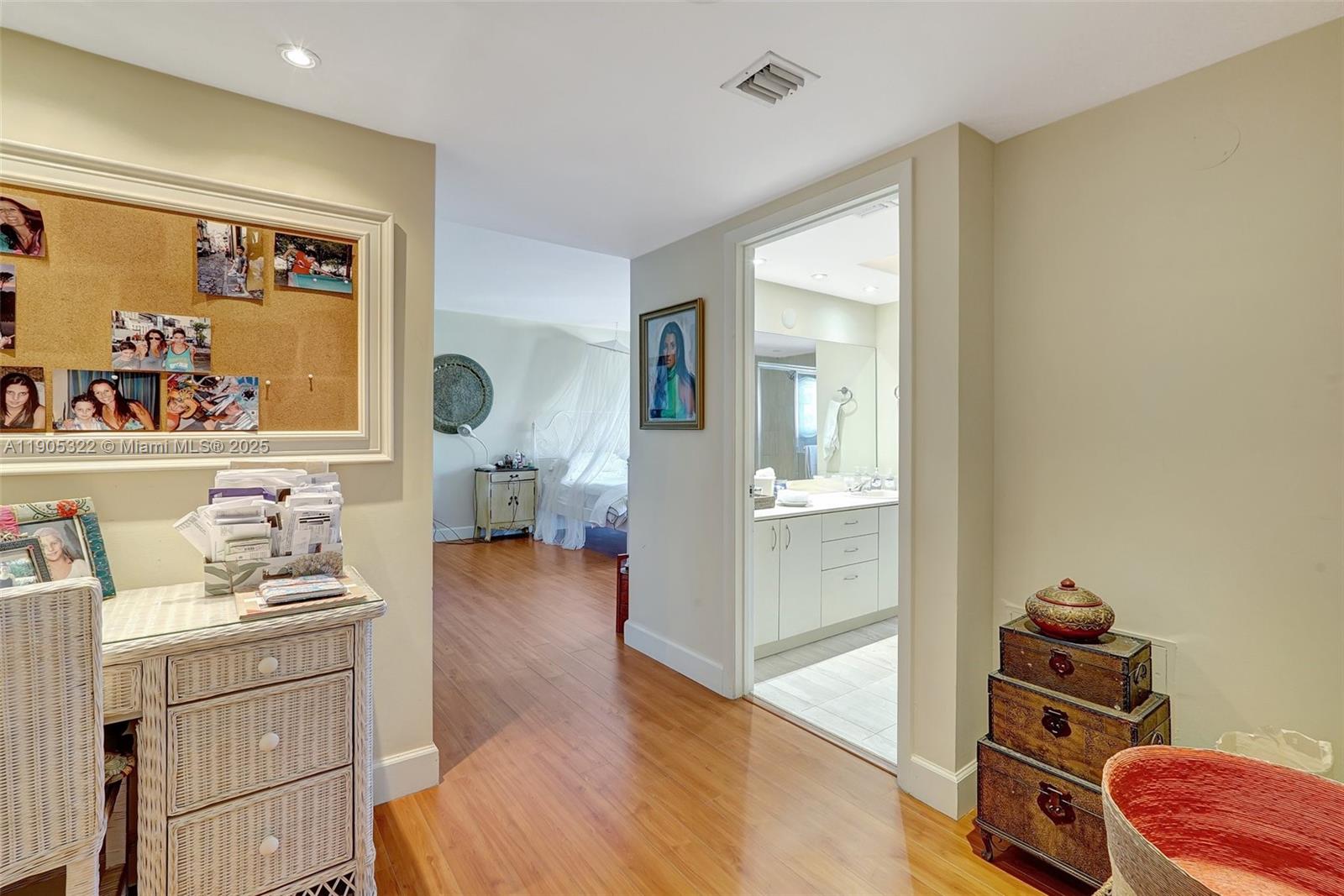 See details 2004 3 / 3 1950 sq. ft. $ 2025-10-30 0 Photo