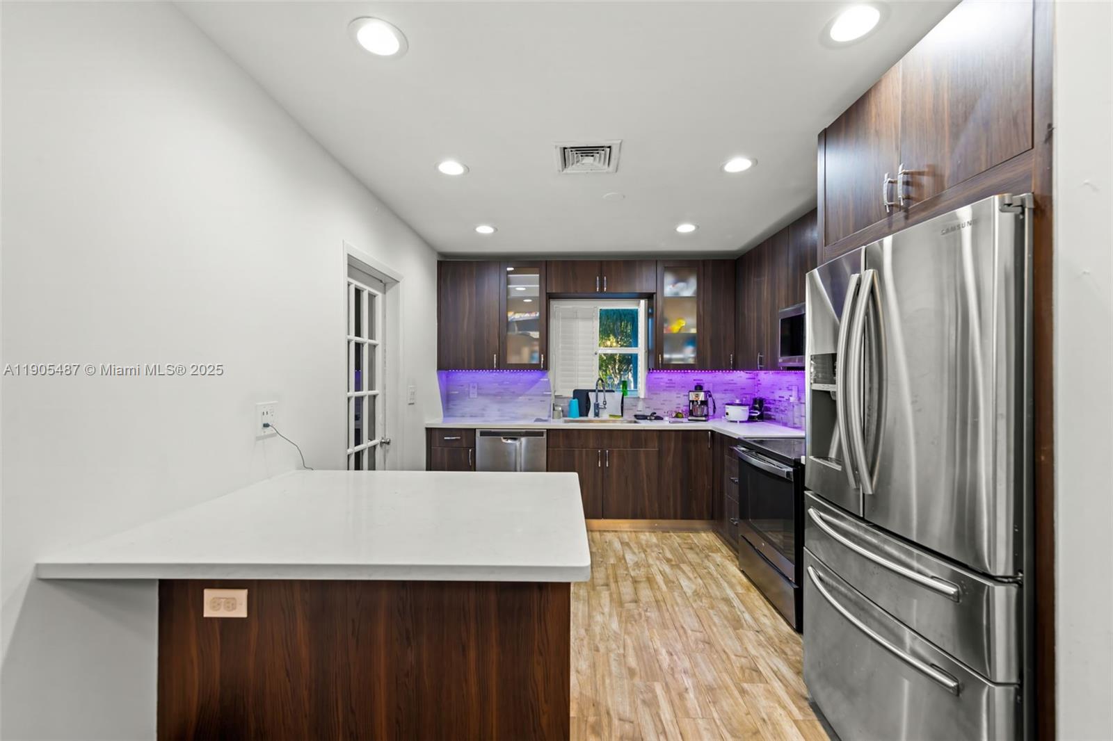 See details 23 2 / 2 2280 sq. ft. $ 2025-10-30 0 Photo