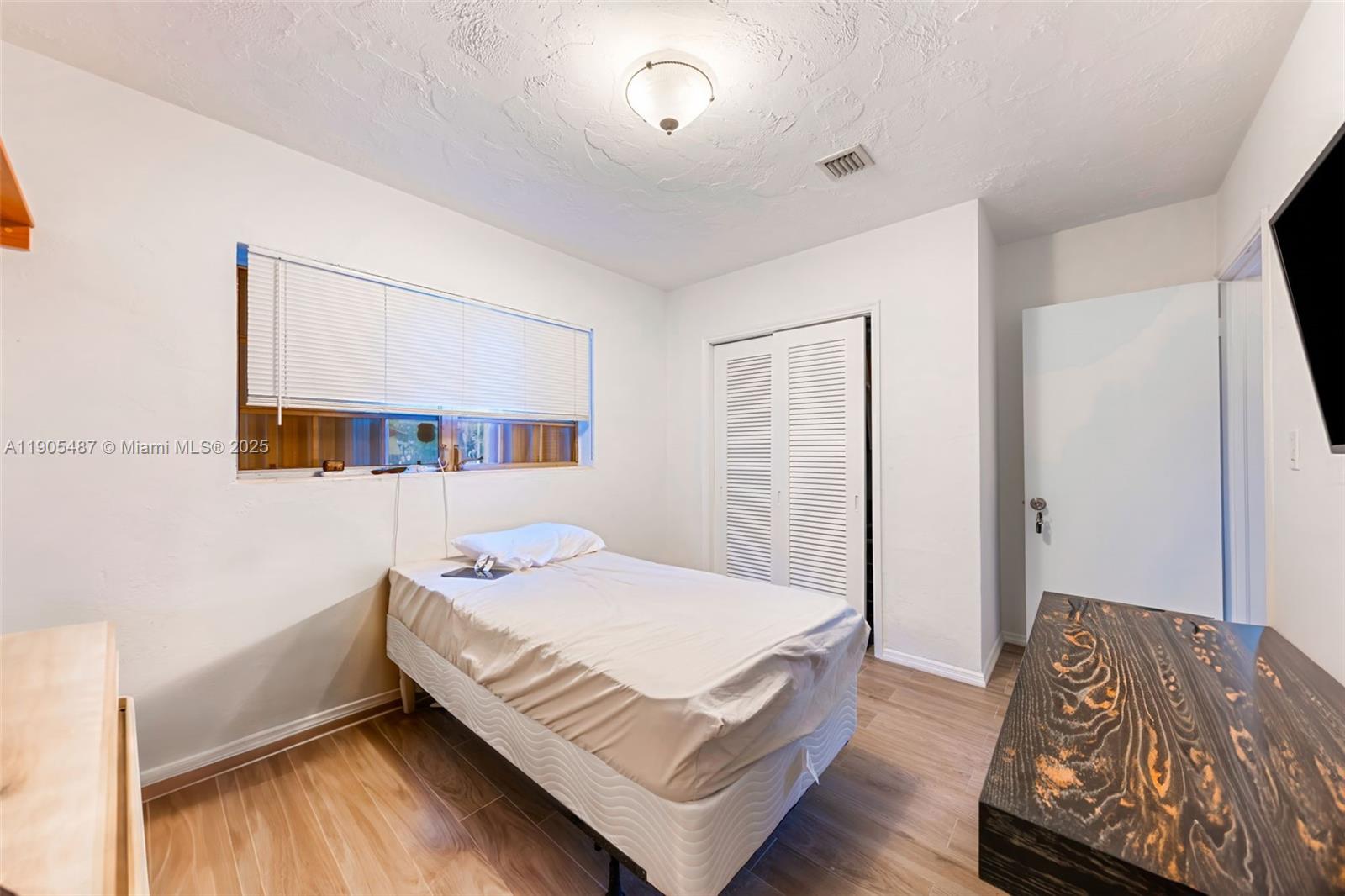 See details 23 2 / 2 2280 sq. ft. $ 2025-10-30 0 Photo