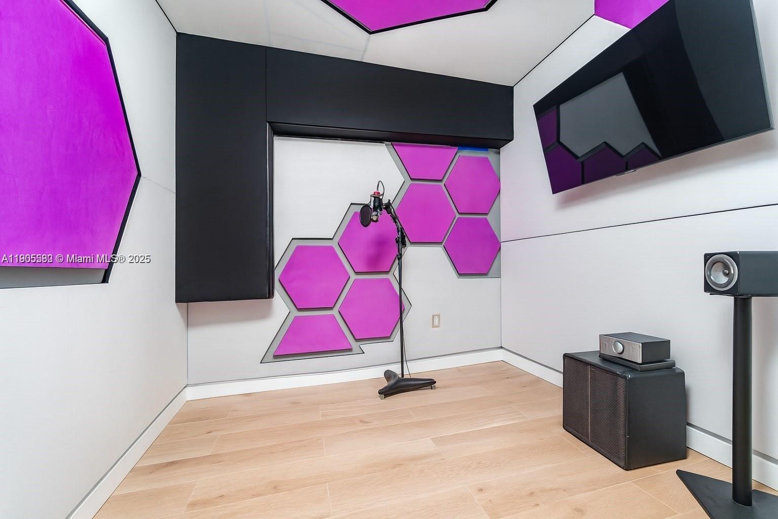 #MAIN  /   кв.футов $ 2025-10-30 0 Фото