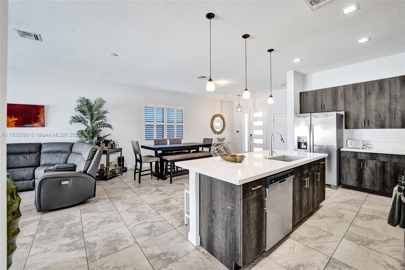 4947 3 / 3 2187 sq. ft. $ 2025-11-24 0 Photo