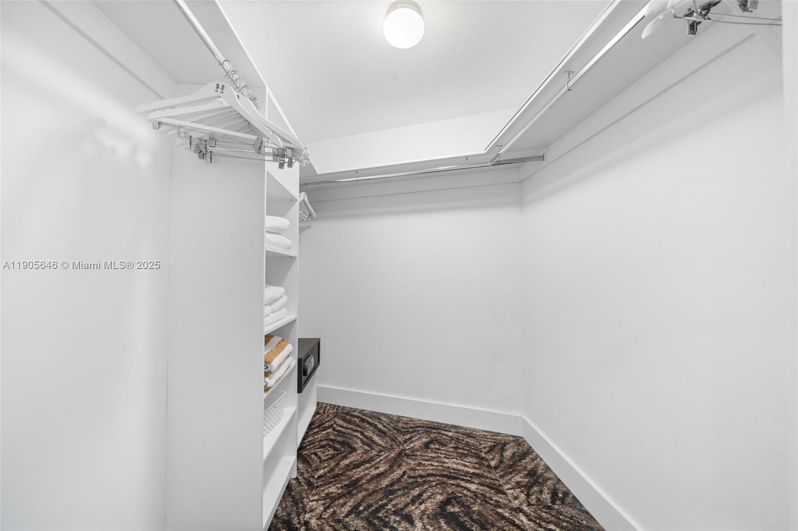 1001 3 / 3 1771 кв.футов $ 2025-10-30 0 Фото