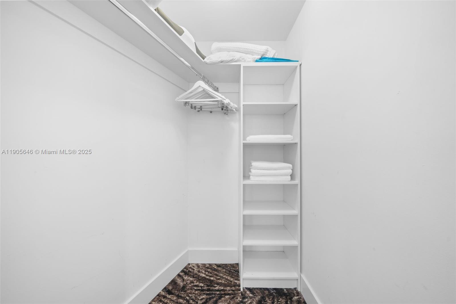 1001 3 / 3 1771 кв.футов $ 2025-10-30 0 Фото