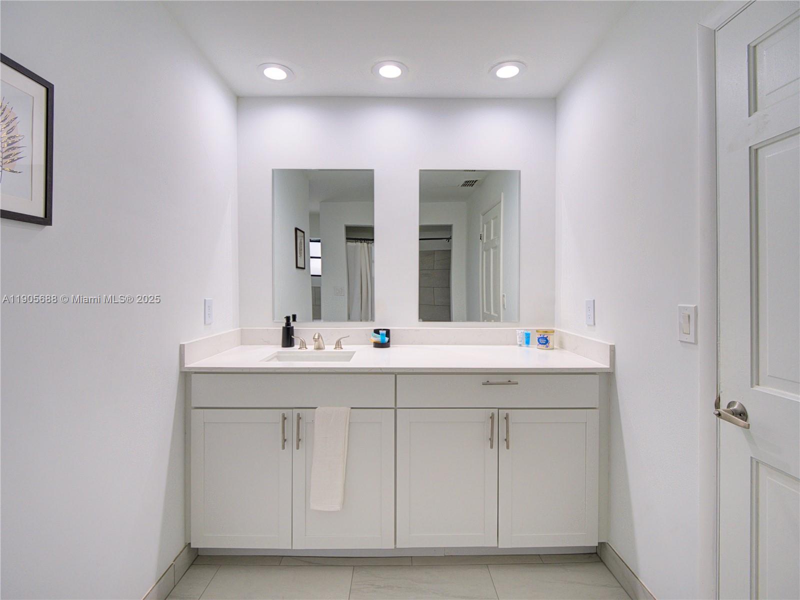 See details 2703 5 / 3 2856 sq. ft. $ 2025-10-30 0 Photo