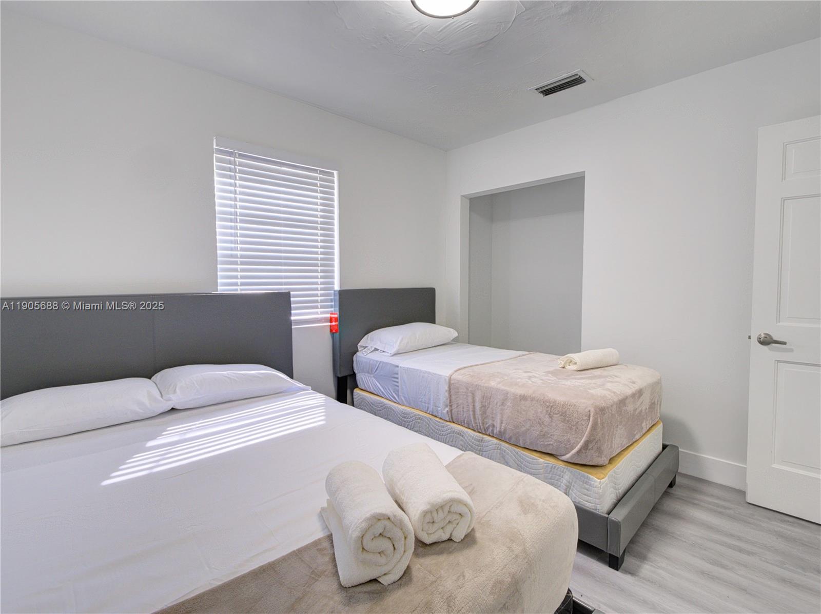 See details 2703 5 / 3 2856 sq. ft. $ 2025-10-30 0 Photo