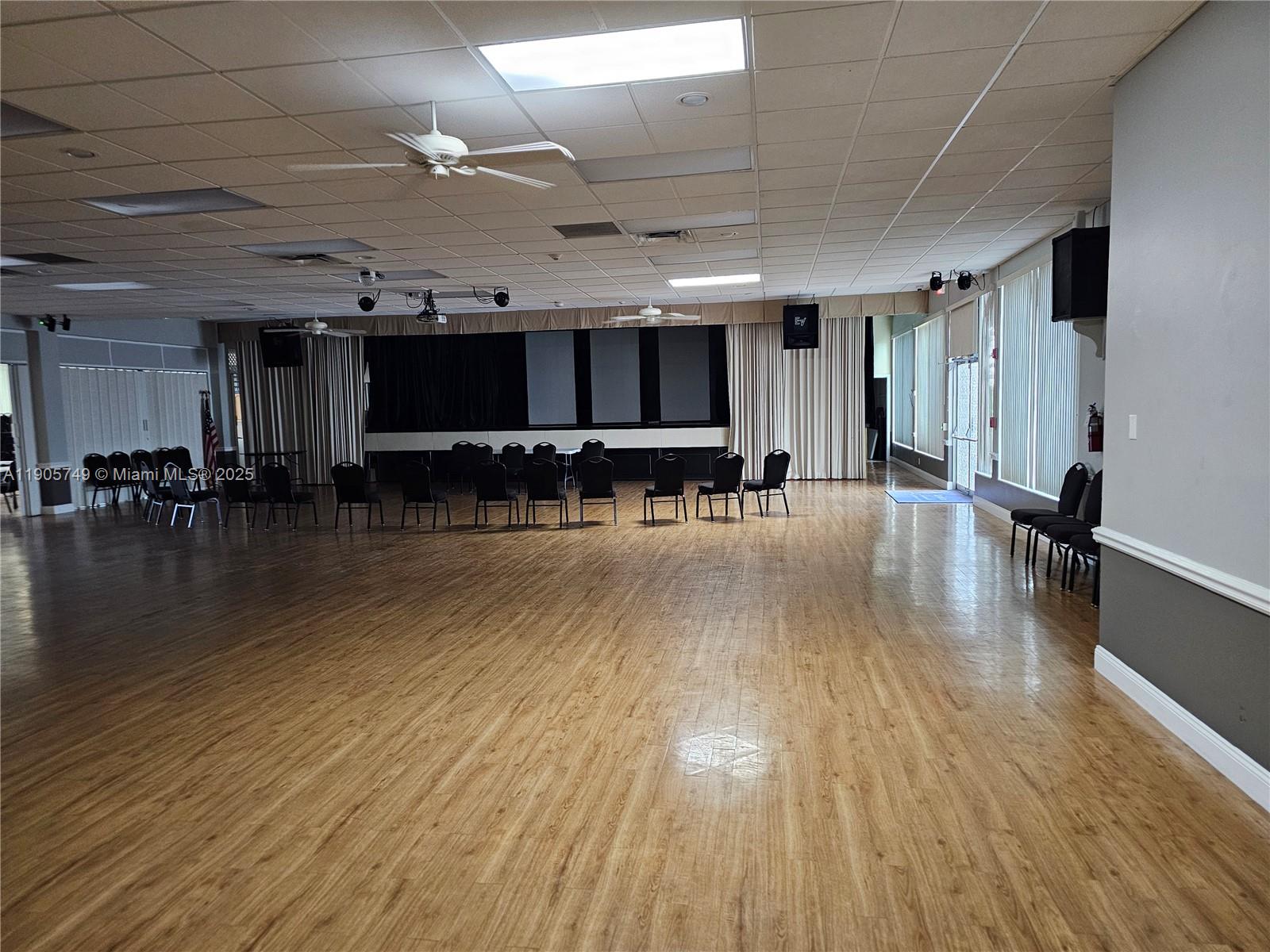 2300 2 / 2 1428 кв.футов $ 2025-10-30 0 Фото