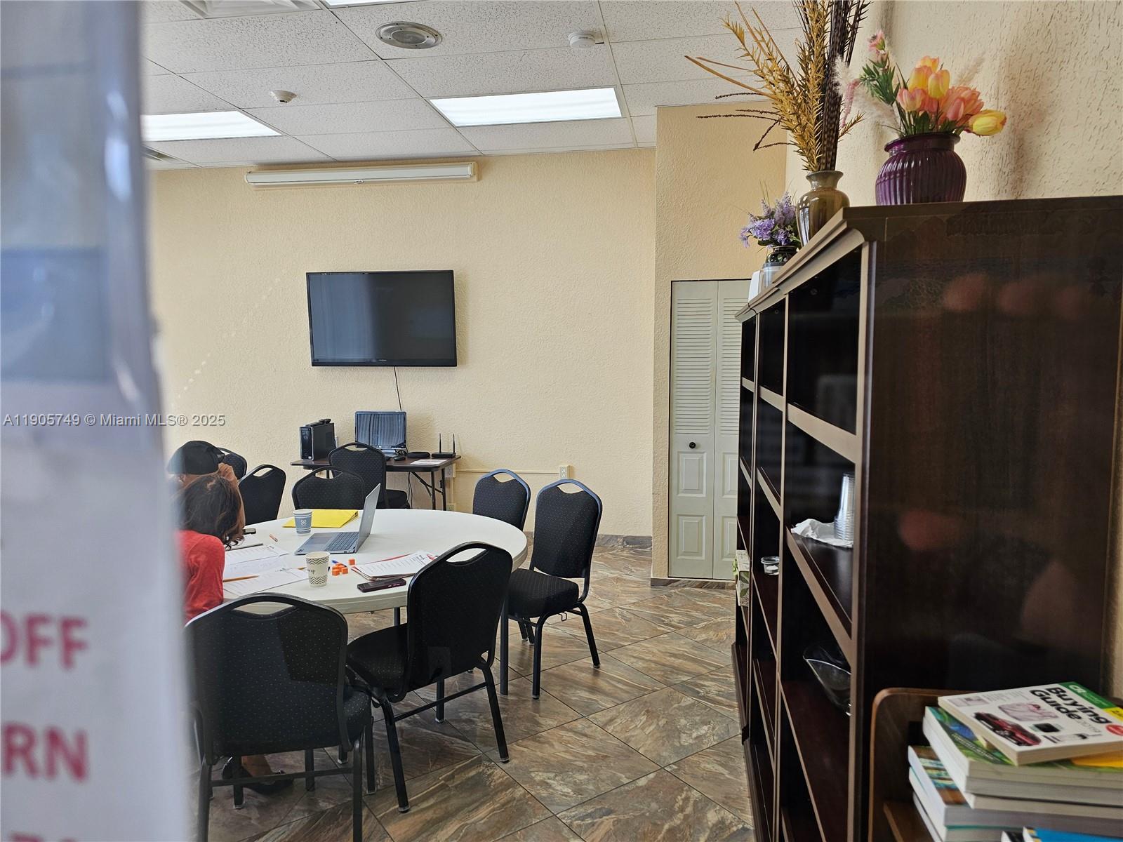 2300 2 / 2 1428 кв.футов $ 2025-10-30 0 Фото