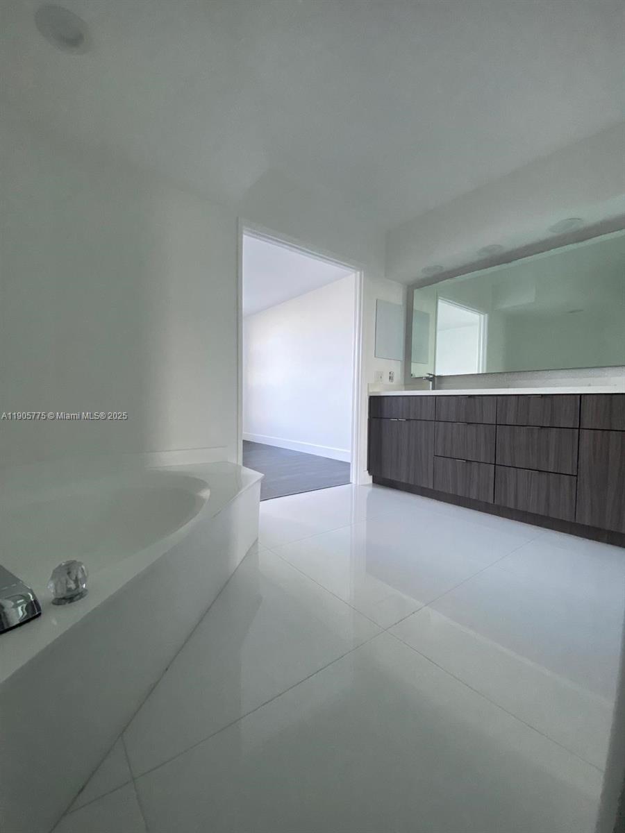Photo of 19101 Mystic Pointe Dr  #2306, Aventura, Florida, 33180 - Master bath