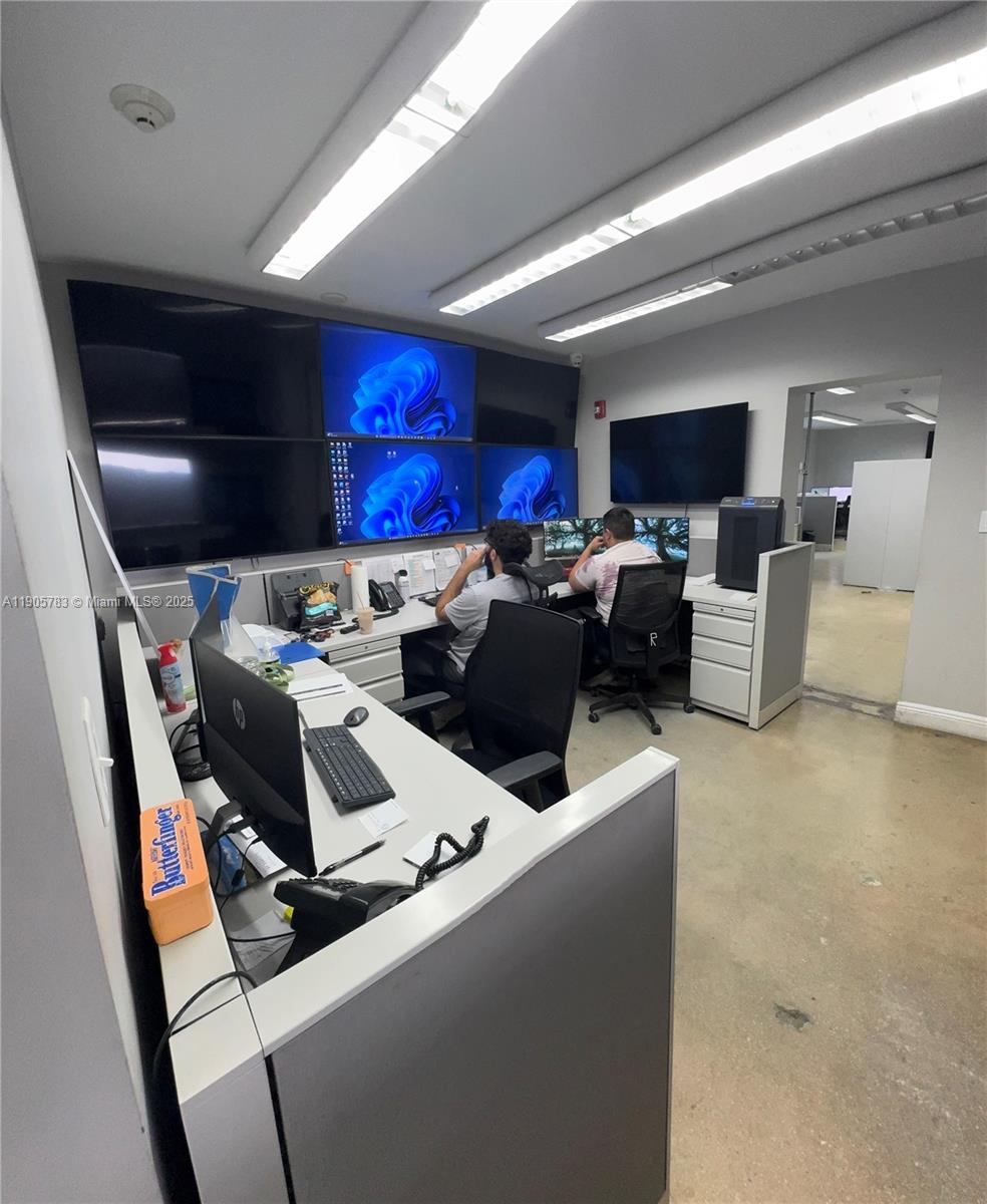   /   sq. ft. $ 2025-10-30 0 foto