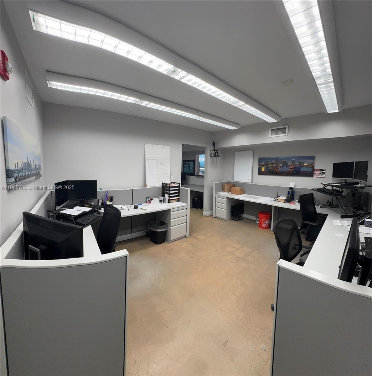   /   sq. ft. $ 2025-10-30 0 foto