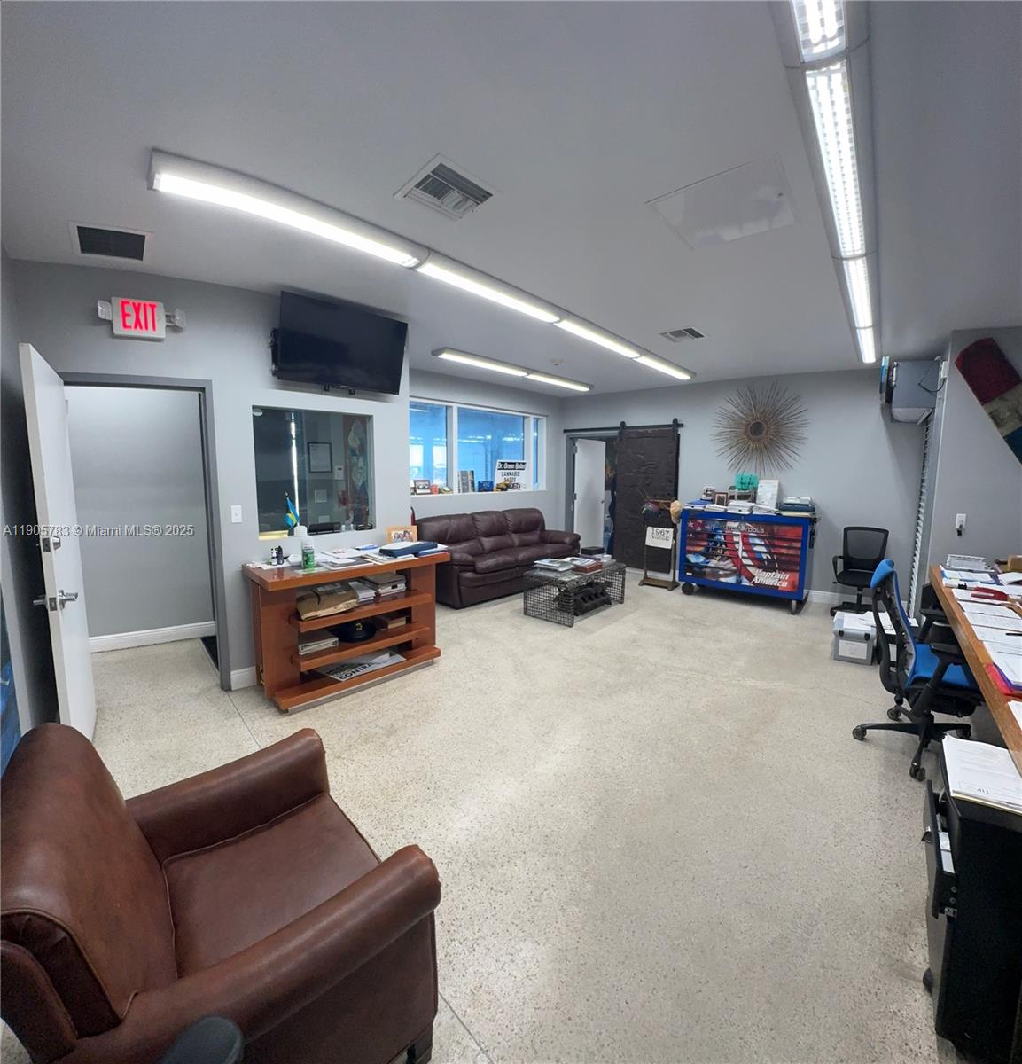   /   sq. ft. $ 2025-10-30 0 foto