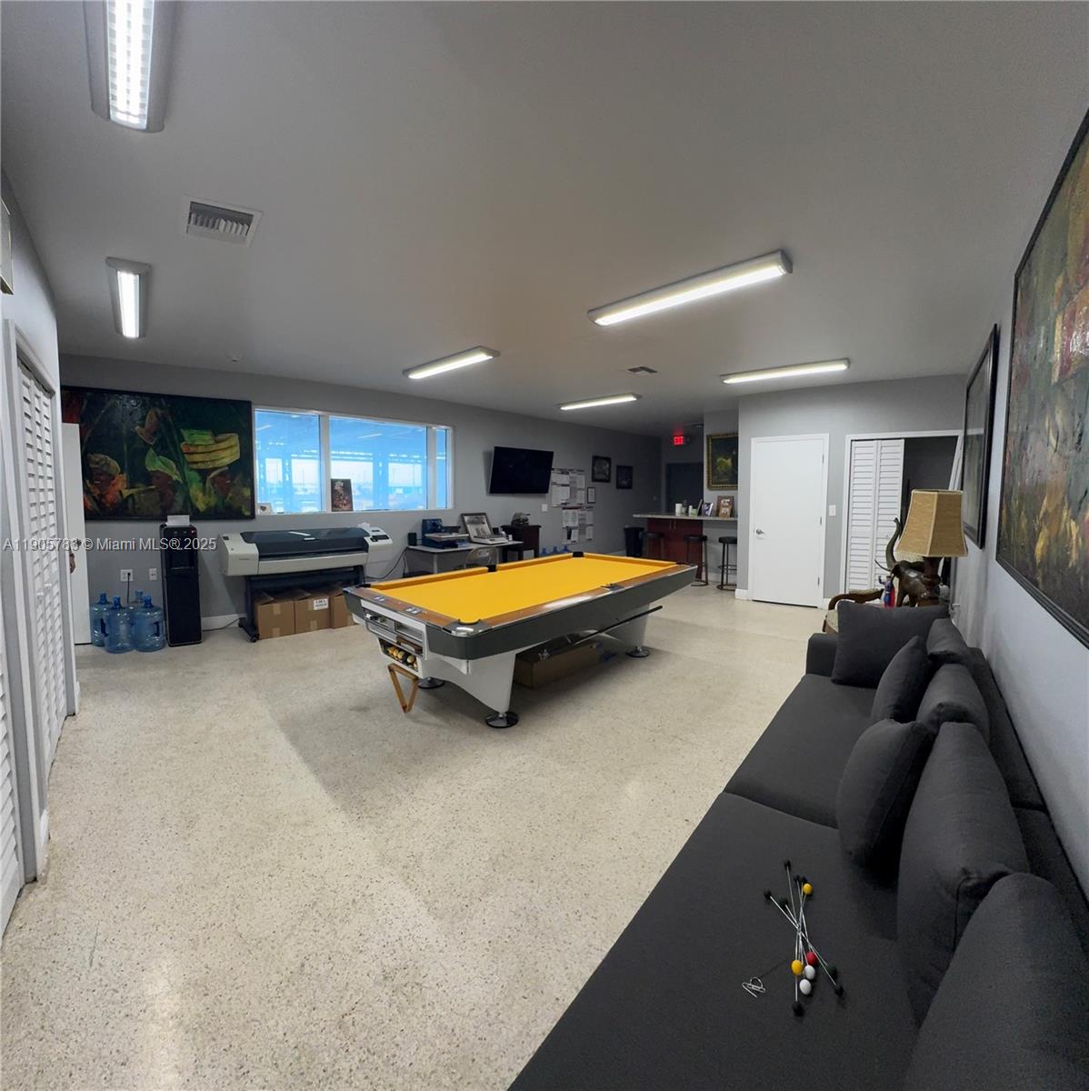   /   sq. ft. $ 2025-10-30 0 foto