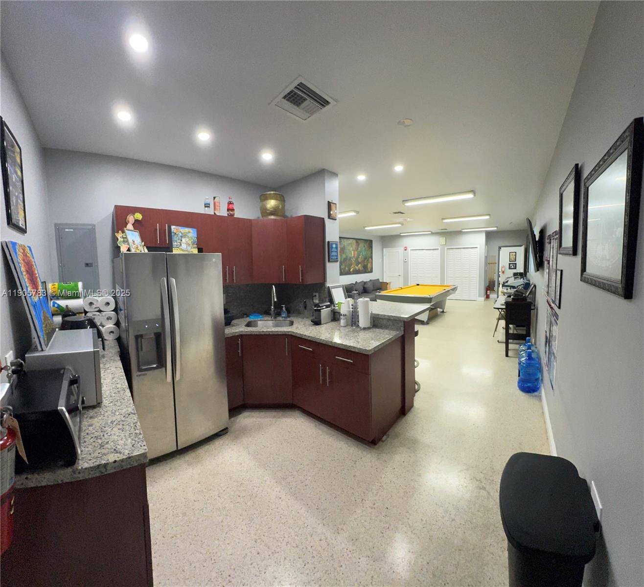   /   sq. ft. $ 2025-10-30 0 foto