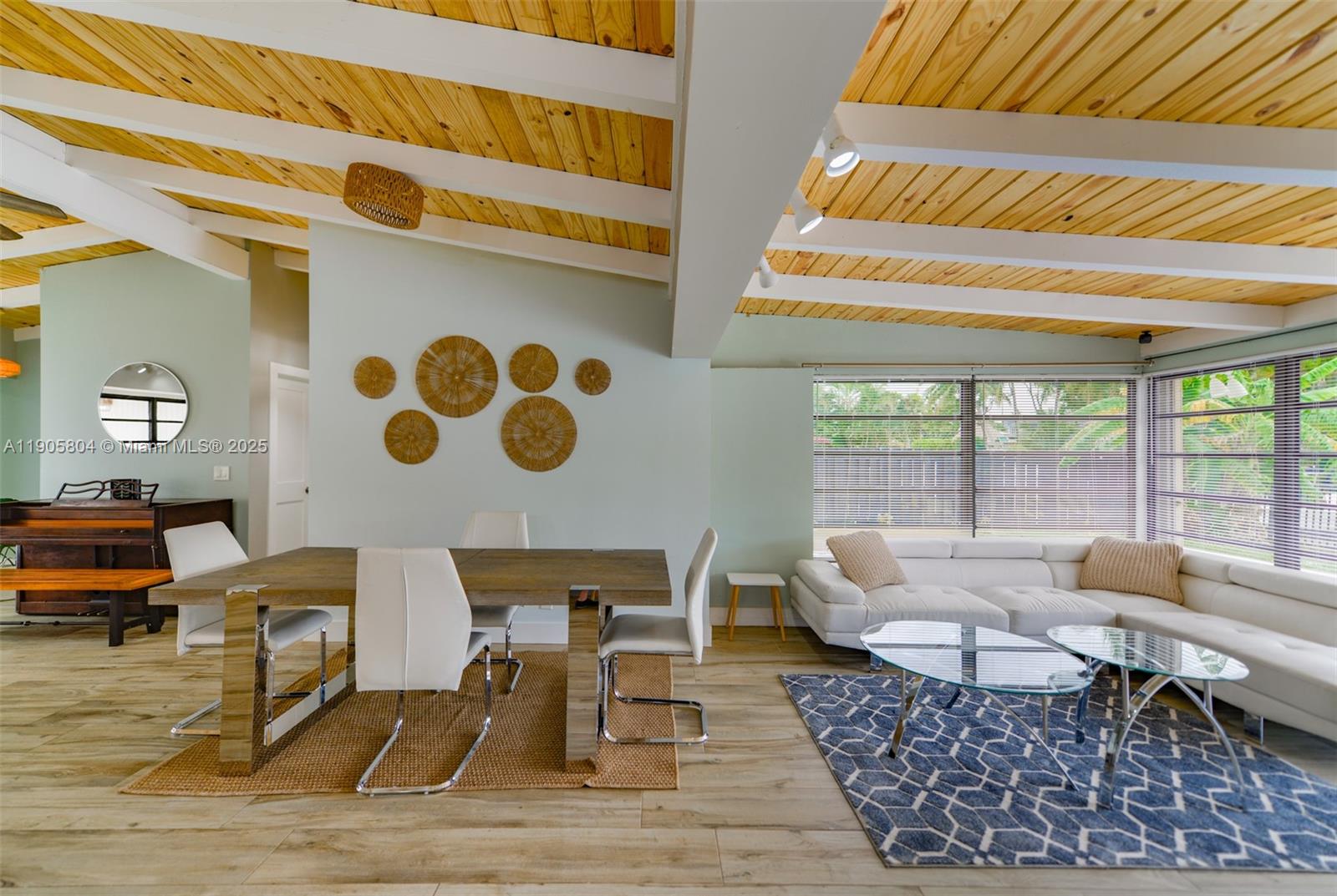 2443 3 / 3 1716 кв.футов $ 2025-11-11 0 Фото